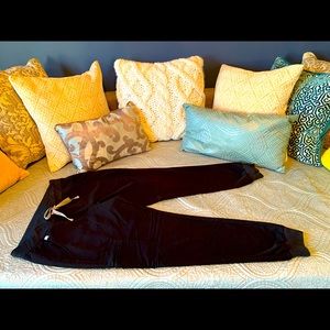 FIGS Zamora Jogger pant in color Black. Size Medium. Excellent Condition!